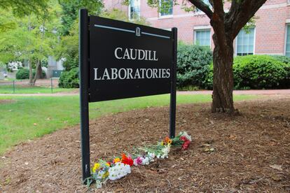 Ofrendas florales frente a Caudill Laboratories en el campus de Chapel Hill.