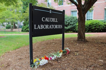 Ofrendas florales frente a Caudill Laboratories en el campus de Chapel Hill.