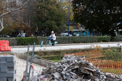 Una mujer pasa frente a las obras del carril bici en Valladolid.