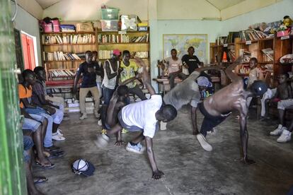 Ensayo en el centro cívico de Djoum.