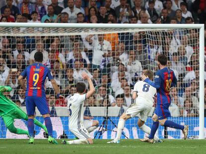 Messi marca el tercer gol del Barcelona en clásico ante el Madrid