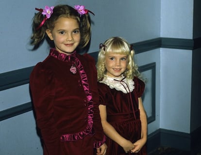 [En la imagen, junto a Drew Barrymore] Steven Spielberg la descubrió de casualidad cuando estaba visitando los estudios de MGM y la eligió para ser la niña protagonista de 'Poltergeist' (Tobe Hooper, 1982), una de las películas de terror más famosas de la década de los ochenta. Varias apariciones televisivas y la participación en la segunda y tercera parte hicieron su rostro conocido para las audiencias. Pero no pudo llegar a ver el estreno de 'Poltergeist III' (Gary Sherman, 1988). En febrero de 1988, a los 12 años de edad, falleció debido a las complicaciones derivadas de una estenosis intestinal que no había sido convenientemente tratada. Esa última y curiosa película, en cuyas escenas finales se usó a una doble que siempre permanecía de espaldas a cámara, está dedicada a su memoria.