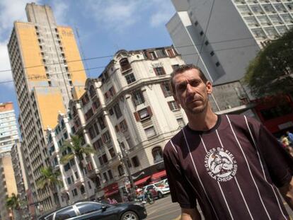 Jos&eacute; Vieira, um dos desalojados do edif&iacute;cio amarelo, ao fundo.
 