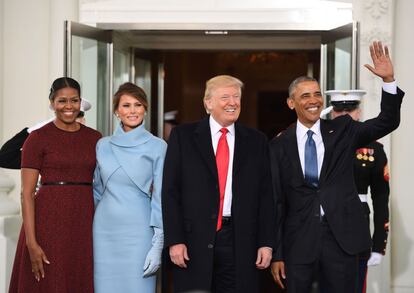 Barack y Michelle Obama posan en la entrada de la Casa Blanca con Donald y Melania Trump. La eslovena ha lucido un vestido azul bebé, a conjunto de los guantes, bolso y zapatos. El diseñador elegido fue Ralph Lauren, que dotó a la primera dama de un estilo que recuerda a Jackie Kennedy.