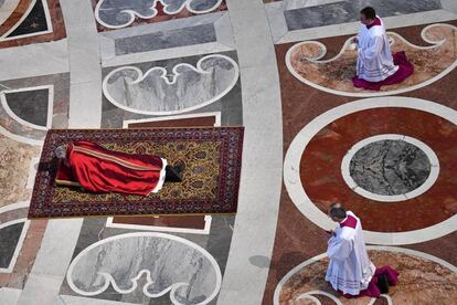 El papa Francisco se postra ante el altar mientras preside la ceremonia de la Pasión de Cristo del Viernes Santo en la basílica de San Pedro del Vaticano.