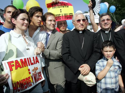 El cardenal Antonio María Rouco, con una gorra en la mano, en la manifestación contra la legalización de matrimonio homosexual apoyada por el PP en 2005.