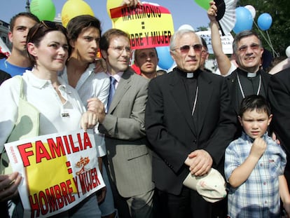 El cardenal Antonio María Rouco, con una gorra en la mano, en la manifestación contra la legalización de matrimonio homosexual apoyada por el PP en 2005.