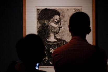 Visitantes acuden a la inauguración de la exposición "Artistas y modelos. Historias de pasión, creación y destrucción" de la Fundación Canal de Madrid.