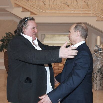 En  2013, el actor Gérard Depardieu ocupó titulares por su lucha contra los planes fiscales del presidente francés François Hollande. La política de impuestos a las grandes fortunas francesas hizo que el intérprete decidiera abandonar su país, y el presidente ruso, Vladímir Putin, le otorgo la nacionalidad rusa. En la imagen, el intérprete en la residencia de Soschi del mandatario el 1 de enero de 2013, cuando recibió su nuevo pasaporte. 