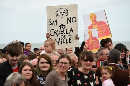 Los partidos británicos afinan sus mensajes en el último día de campaña antes de las elecciones generales del jueves 8 de junio. En la imagen, los simpatizantes del Partido Laborista sujetan pancartas mientras esperan a que el líder de la formación, Jeremy Corbyn, llegue a Colwyn Bay, al norte de Gales.