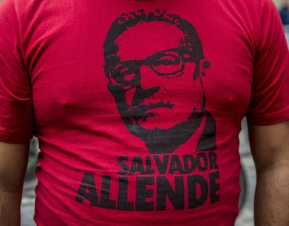 Ativista da organização chilena de direitos humanos ‘Pessoas detidas e desaparecidas’ veste uma camiseta do falecido ex-presidente Salvador Allende, enquanto participa de uma concentração em frente ao palácio presidencial La Moneda em Santiago que comemora o 45º aniversário do golpe militar liderado pelo general Augusto Pinochet que depôs Allende.