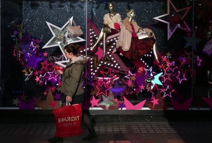 Una mujer camina con un bolso de compras en Londres. 