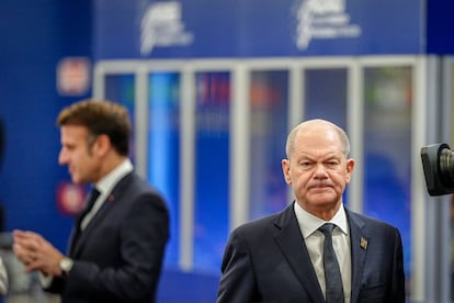 El canciller alemn Olaf Scholz, en primer termino, atiende a la prensa con el presidente francs Emmanuel Macron a su espalda en la sesin inaugural de un Consejo Europeo informal celebrado en Budapest (Hungra) el pasado 8 de noviembre.