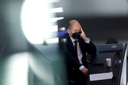 El canciller alemán, Olaf Scholz, este domingo en el pleno extraordinario del Bundestag.