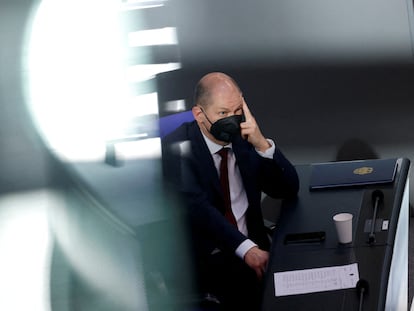 El canciller alemán, Olaf Scholz, este domingo en el pleno extraordinario del Bundestag.