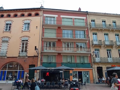 Tres ejemplos de fachadas en la Place de la Trinité, de izquierda a derecha, revoco del siglo XVIII, ladrillo rojo de los años cincuenta y ladrillo amarillo del XIX.