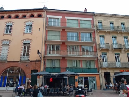 Tres ejemplos de fachadas en la Place de la Trinité, de izquierda a derecha, revoco del siglo XVIII, ladrillo rojo de los años cincuenta y ladrillo amarillo del XIX. 