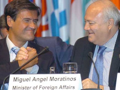Juan Fernando López Aguilar (izquierda) y Miguel Ángel Moratinos, ayer en Córdoba.