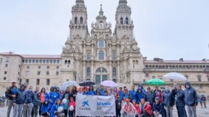 Mil empleados de CaixaBank recorren y recogen residuos del Camino de Santiago