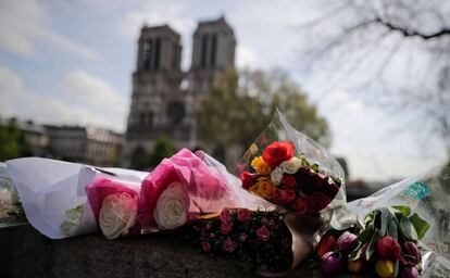 Flors al pont davant de Notre-Dame, a París, dimecres 17 d'abril.