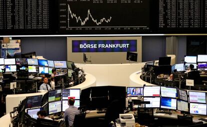 Agentes trabajan en la Bolsa de Fráncfort, Alemania.