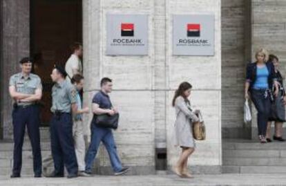 Unos guardias de seguridad vigilan en la entrada de Rosbank, filial rusa del banco francés Société Générale, en Moscú, Rusia. EFE/Archivo