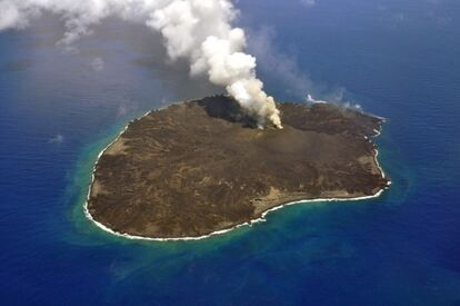 Foto facilitada por la Guardia Costera japonesa de la erupci&oacute;n volc&aacute;nica que ha tenido lugar en la remota isla nipona de Nishinoshima.