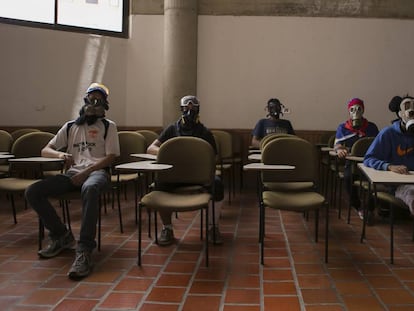 Estudantes universitários membros La Resistencia, que protesta contra o Governo de Maduro.