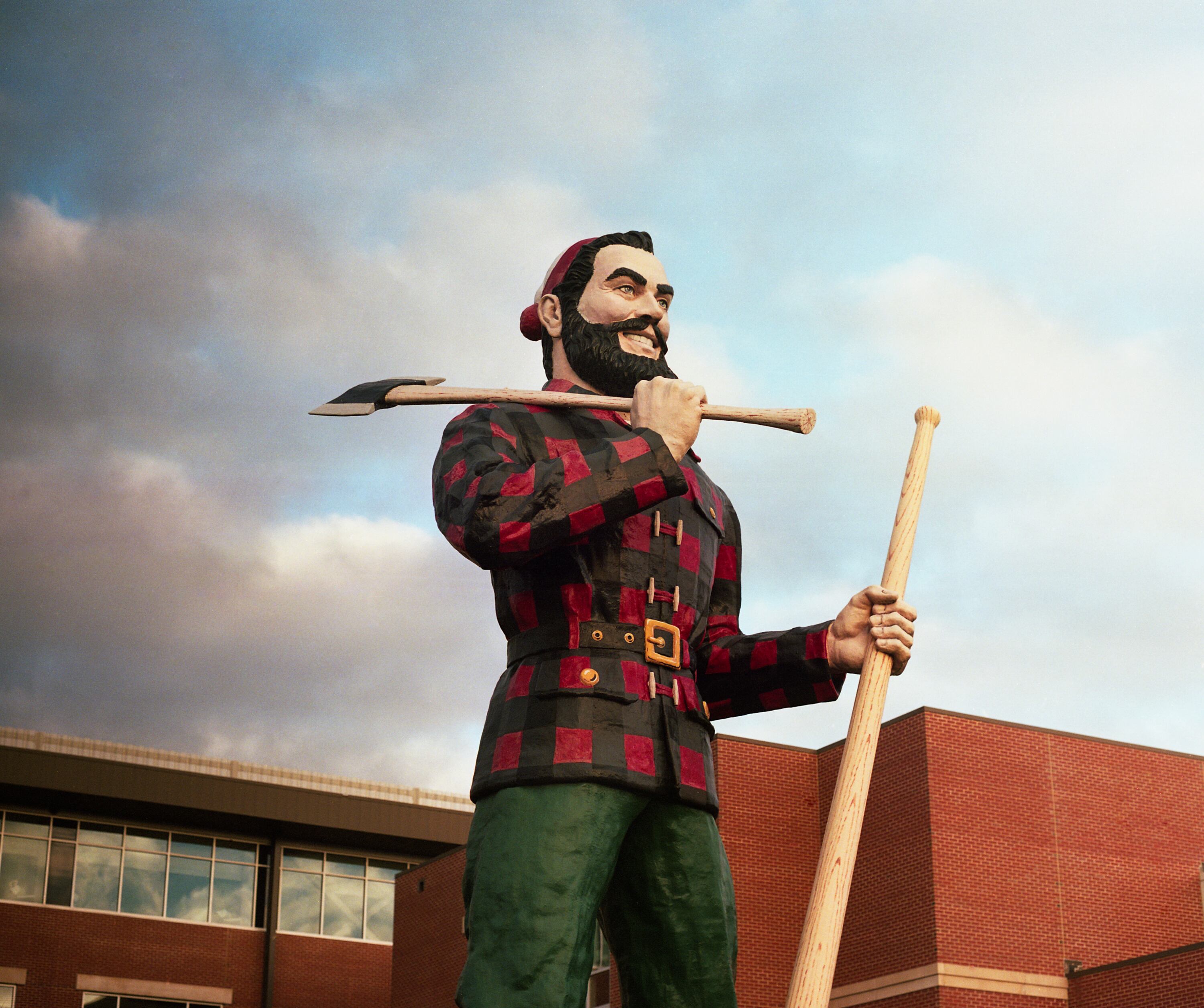 Una estatua de Paul Bunyan, símbolo de la industria de la madera, que cobra vida en la novela 