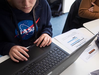 Dos alumnas utilizan ordenadores portátiles durante su clase de geografía.