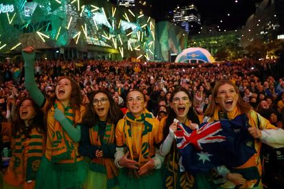 Aficionadas de Australia ven el partido contra Dinamarca en la 'fan zone' de Melbourne.