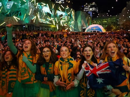 Aficionadas de Australia ven el partido contra Dinamarca en la 'fan zone' de Melbourne.