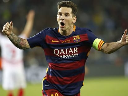 Messi celebra el gol de Pedro en la final de la Supercopa en agosto.