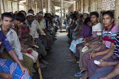 Un grupo de hombres rohinyás recién huidos a Bangladés desde Myanmar espera en el centro de tránsito de Acnur en el campo de Kutupalong.