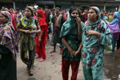 Trabajadores de la industria textil gritan consignas durante unas protestas en Dacca (Bangladesh) hoy, lunes 23 de septiembre.