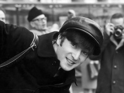 John Lennon en París, en 1964.