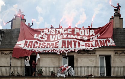 Miembros del grupo ultra Génération Identitaire despliegan una pancarta en la plaza de la República, en París, el pasado junio.