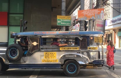 Los yipnis, son uno de los medios de transporte habitual en Filipinas, uno de los países con mayor tasa de accidentes infantiles. Son vehículos en muchos casos de los años cincuenta que funcionan con piezas recicladas y son tremendamente contaminadas.