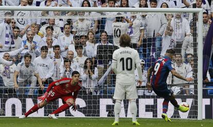 Roger Marti, marca de penalti el segundo gol del Levante ante el Real Madrid.