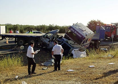 Dos personas del servicio de asistencia, ayer, en la zona del accidente.