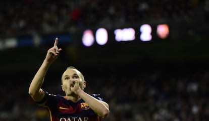 Iniesta celebra su gol, el tercero del FC Barcelona.