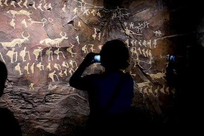 Un turista saca una foto en el Museo Tibet el pasado 19 de octubre en Lhasa (China).