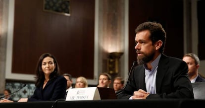 El CEO de Twitter, Jack Dorsey, y la jefa de operaciones de Facebook, Sheryl Sandberg, el mi&eacute;rcoles en el Senado estadounidense.