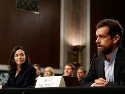 El CEO de Twitter, Jack Dorsey, y la jefa de operaciones de Facebook, Sheryl Sandberg, el mi&eacute;rcoles en el Senado estadounidense.