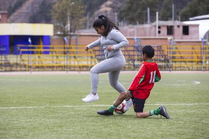 Deysi juega al fútbol los fines de semana.