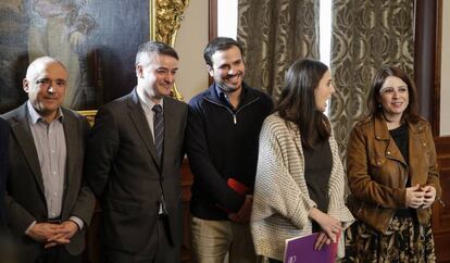 Rafael Simancas, Iván Redondo, Alberto Garzón, Irene Montero y Adriana Lastra, en la firma del acuerdo entre PSOE y Unidas Podemos.