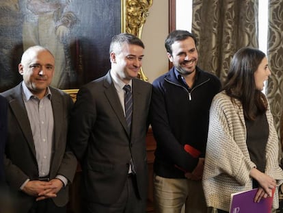 Rafael Simancas, Iván Redondo, Alberto Garzón, Irene Montero y Adriana Lastra, en la firma del acuerdo entre PSOE y Unidas Podemos.