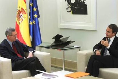 El alcalde de Madrid, Alberto Ruiz-Gallardón, y el presidente del Gobierno, José Luis Rodríguez Zapatero, en La Moncloa.