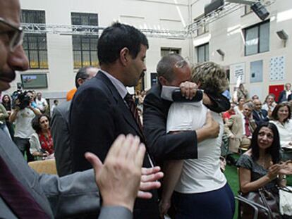 Mohammed Zerrouki, víctima de los atentados de Casablanca, abraza a Clara Escribano, herida en el 11-M.