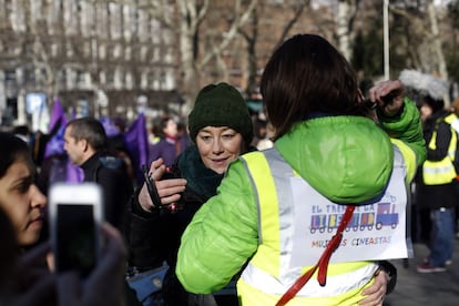 La directora de cine Gracia Querejeta durante la manifestación, realizando un documental dentro de la protesta contra la Ley del Aborto.